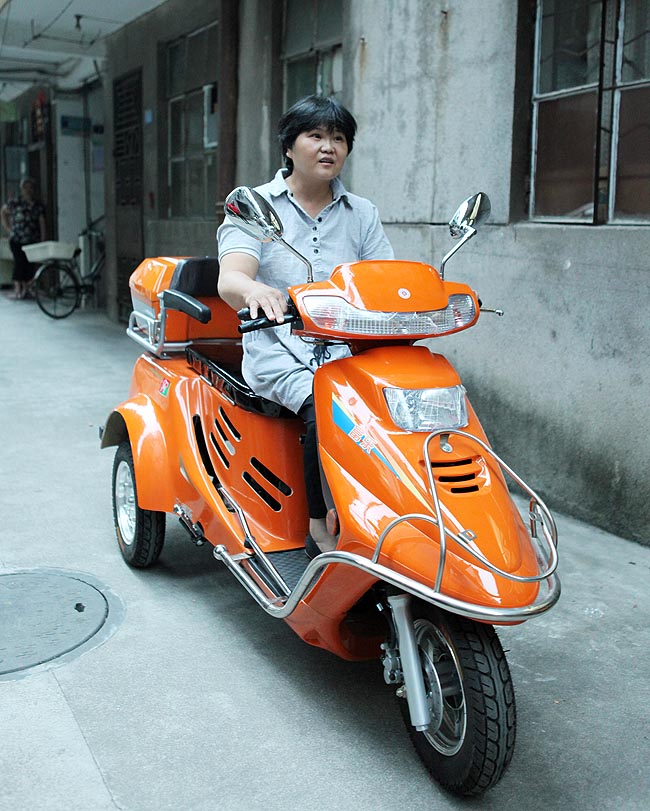 广州博皓为番禺残疾人士郭女士捐赠助残车