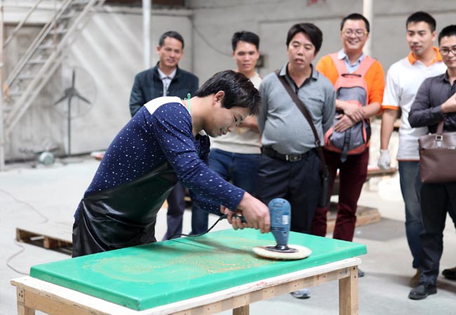 广州博皓第六期玻璃钢模具制作培训班-打磨抛光演示