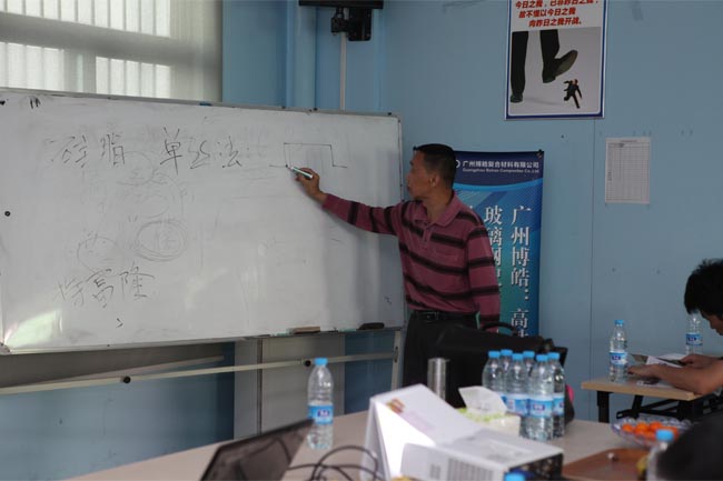 谭老师介绍玻璃钢模具制作相关知识