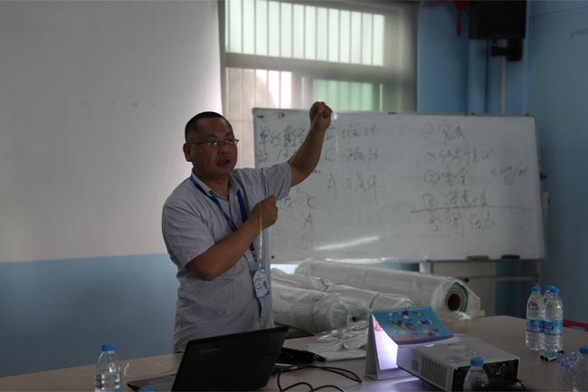 博皓总经理尹秀林为学员们讲解《玻璃纤维知识》、《固化剂促进剂》